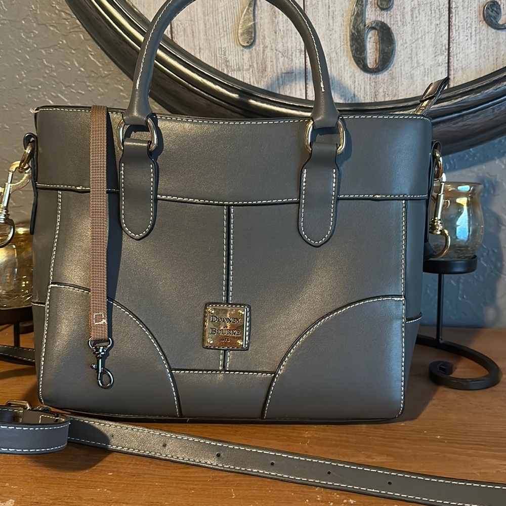 Dooney and Bourke imitation hang bag.